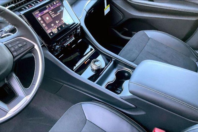 New 2025 Jeep Grand Cherokee L Altitude 4x2Image 7