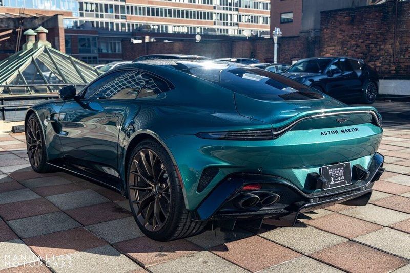 2025 Aston Martin Vantage BaseImage 3