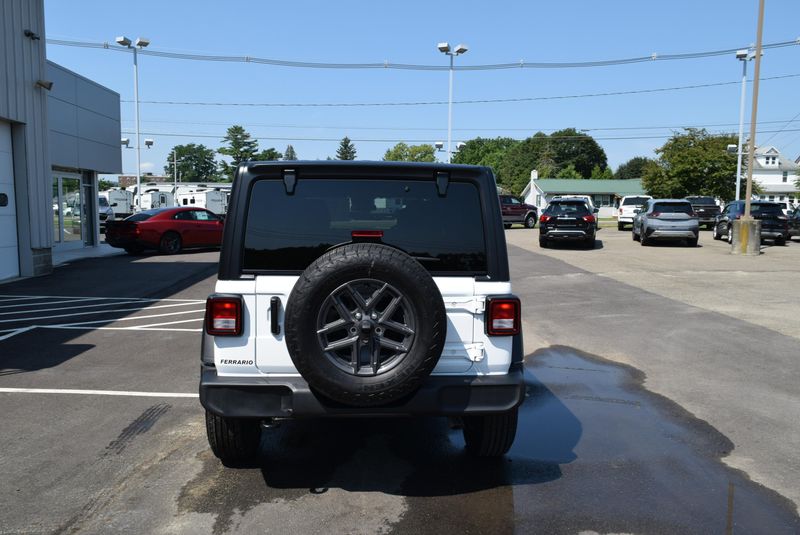 2025 Jeep Wrangler Unlimited Sport RHD photo 3