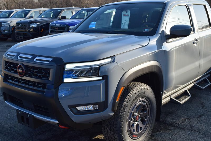 2025 Nissan Frontier PRO-4X photo 2