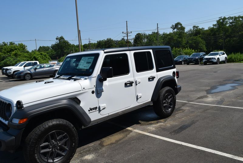 2025 Jeep Wrangler Unlimited Sport RHD photo 2
