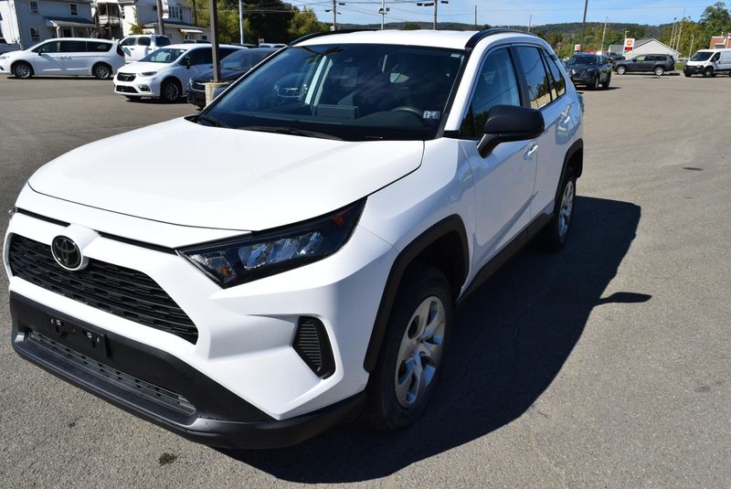 2021 Toyota RAV4 LE photo 2