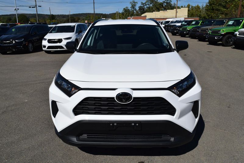 2021 Toyota RAV4 LE photo 3