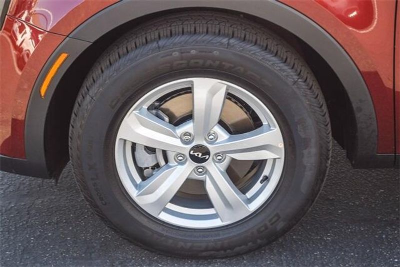 2025 Kia Sorento LXImage 18