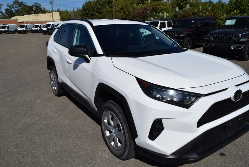 2021 Toyota RAV4 LE photo 4