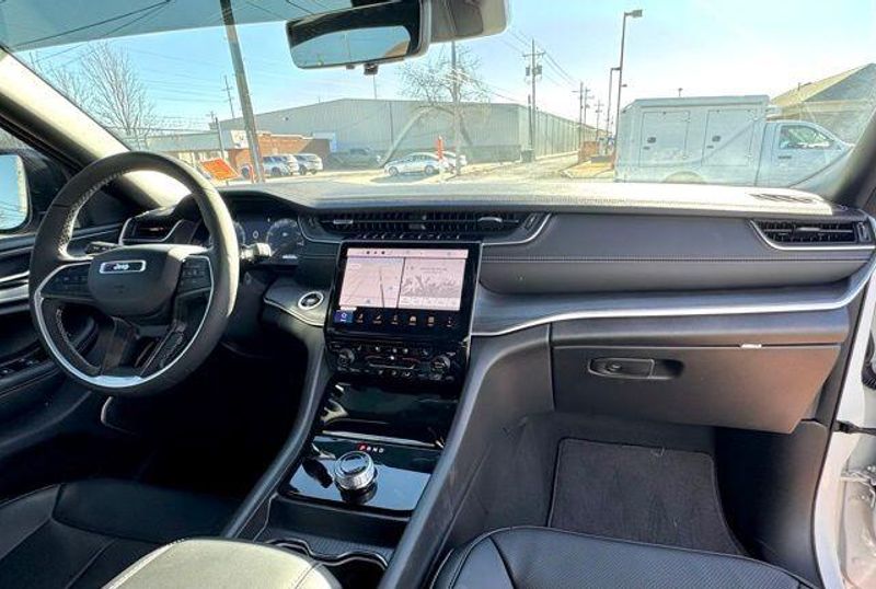 New 2025 Jeep Grand Cherokee L Limited 4x2Image 14