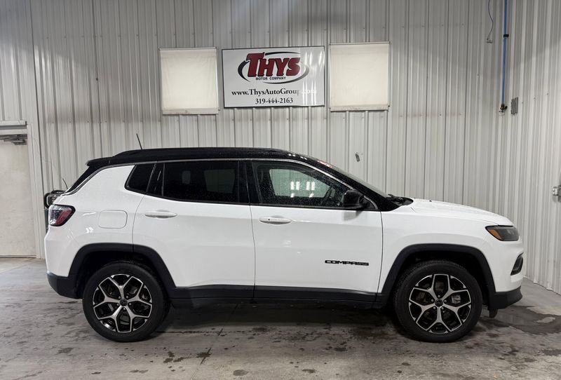 Used 2025 Jeep Compass LimitedImage 2