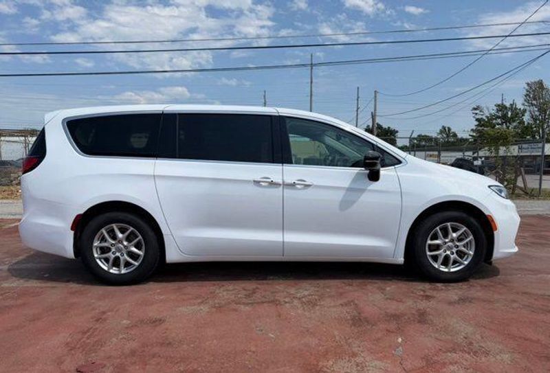 Used 2024 Chrysler Pacifica Touring LImage 4