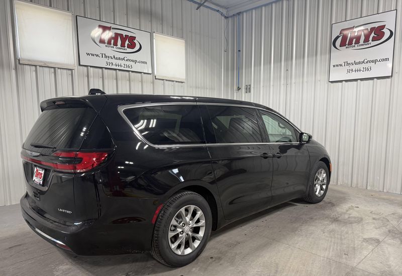 New 2026 Chrysler Pacifica LimitedImage 3