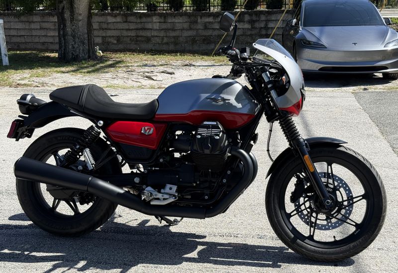 2024 Moto Guzzi V7 Stone Corsa