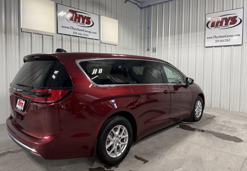 2023 Chrysler Pacifica Touring L photo 3