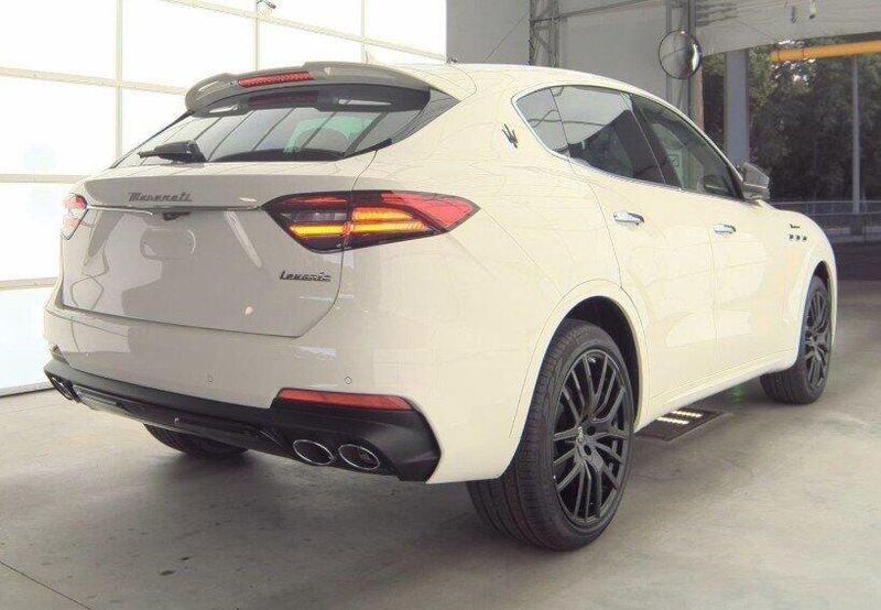 2024 Maserati Levante Modena photo 2