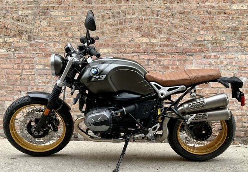 2023 BMW R nineT Scrambler in a Manhattan Metallic Matte exterior color. Motoworks Chicago 312-738-4269 motoworkschicago.com 