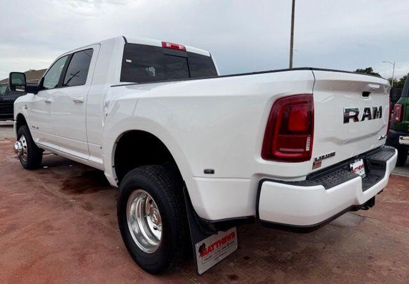 New 2027 RAM 3500 LaramieImage 8