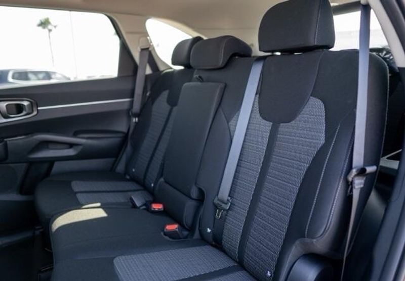 2025 Kia Sorento LXImage 11