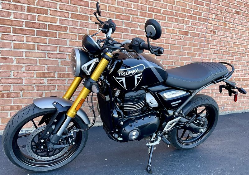 2024 Triumph Speed 400   in a Phantom Black Storm Grey exterior color. Motoworks Chicago 312-738-4269 motoworkschicago.com 