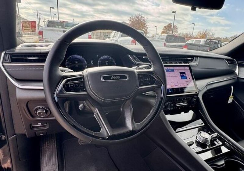 New 2025 Jeep Grand Cherokee Overland 4x4Image 10