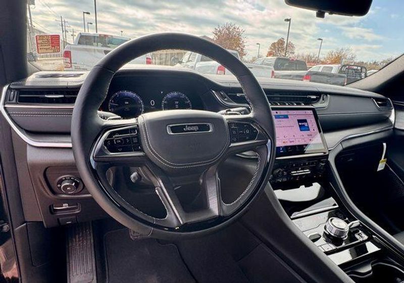 New 2025 Jeep Grand Cherokee Overland 4x4Image 10