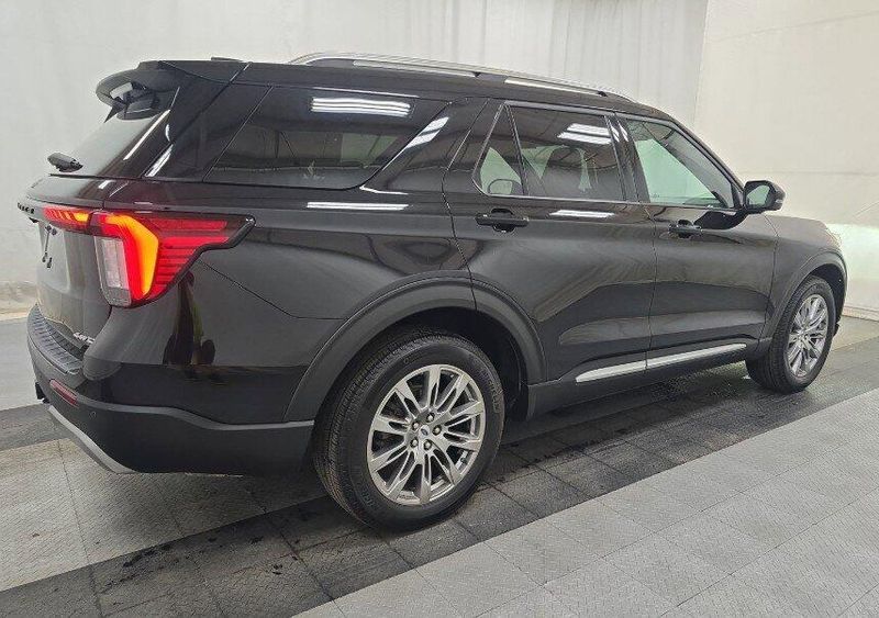 2025 Ford Explorer Platinum photo 2