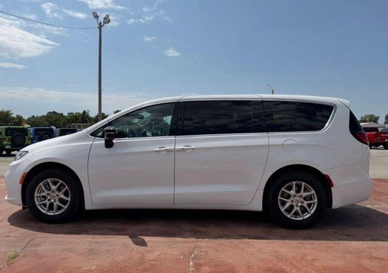Used 2024 Chrysler Pacifica Touring LImage 9