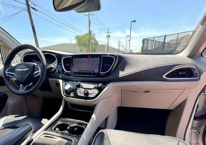 Used 2023 Chrysler Pacifica LimitedImage 14