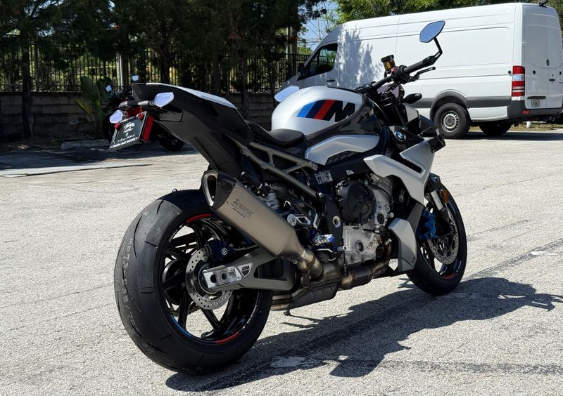 2026 BMW M 1000 R