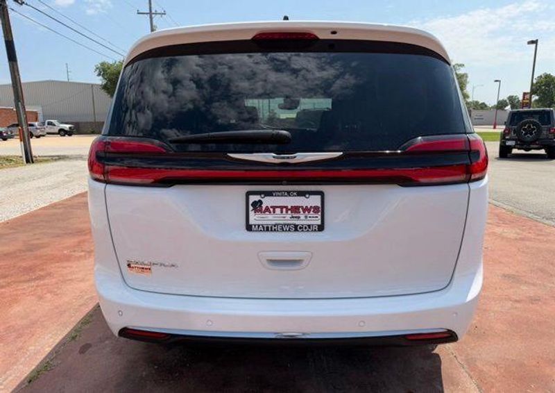 Used 2024 Chrysler Pacifica Touring LImage 6