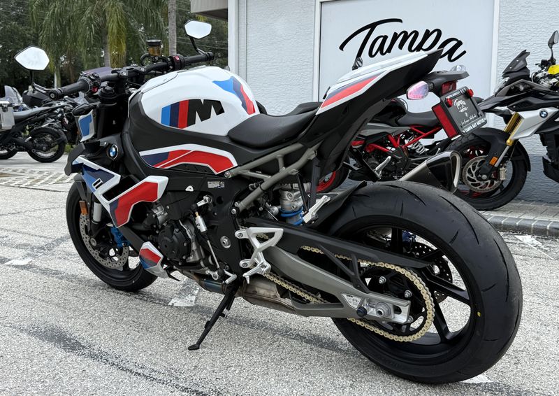 2026 BMW M 1000 R