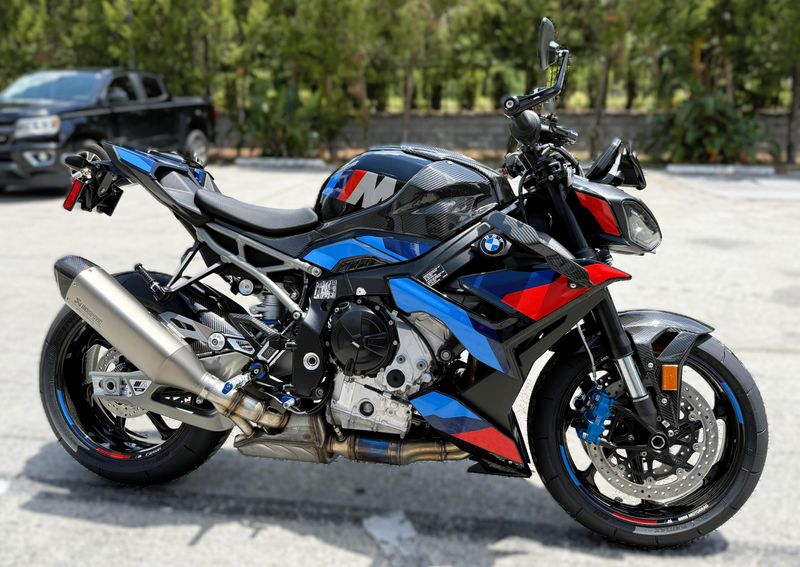 2025 BMW M 1000 R