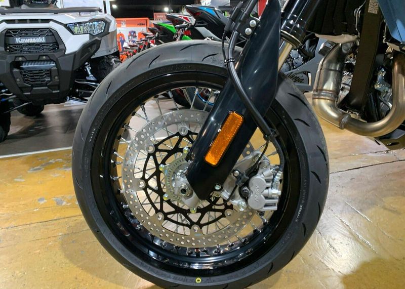 2025 Suzuki DR-Z4SM Image 10