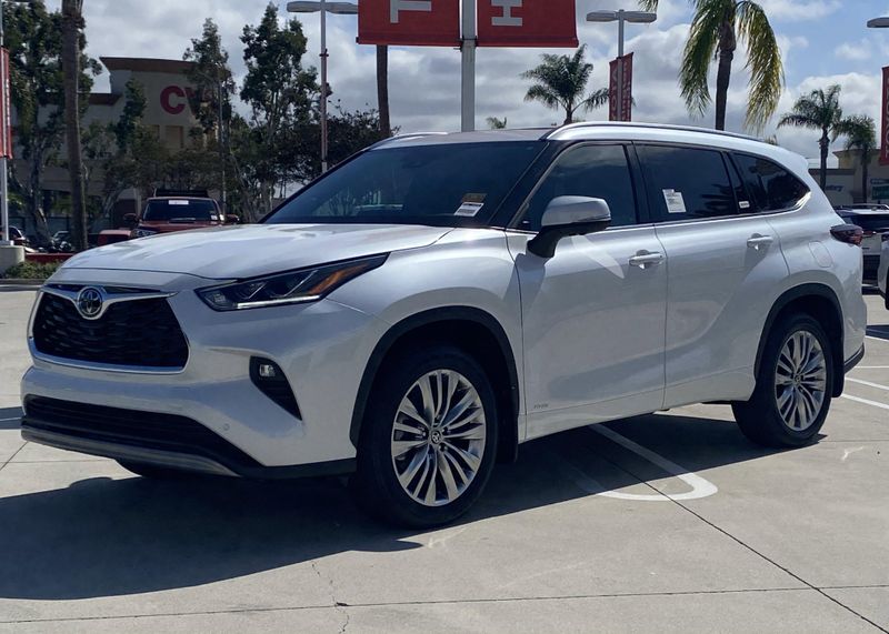 New 2025 Toyota Highlander Hybrid PlatinumImage 6