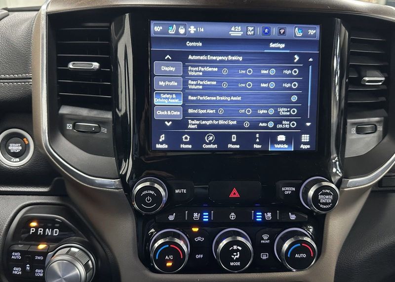 2022 RAM 1500 Laramie Crew Cab 5.7L 4WD w/Sunroof & NaviImage 6