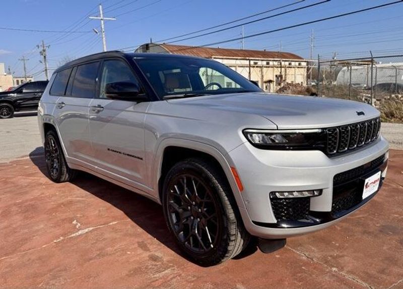 New 2025 Jeep Grand Cherokee L Summit Reserve 4x4Image 3