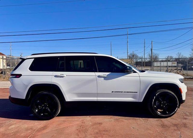 New 2025 Jeep Grand Cherokee L Limited 4x2Image 4