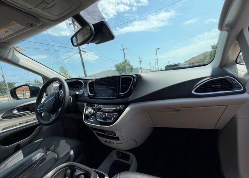 Used 2024 Chrysler Pacifica Touring LImage 15