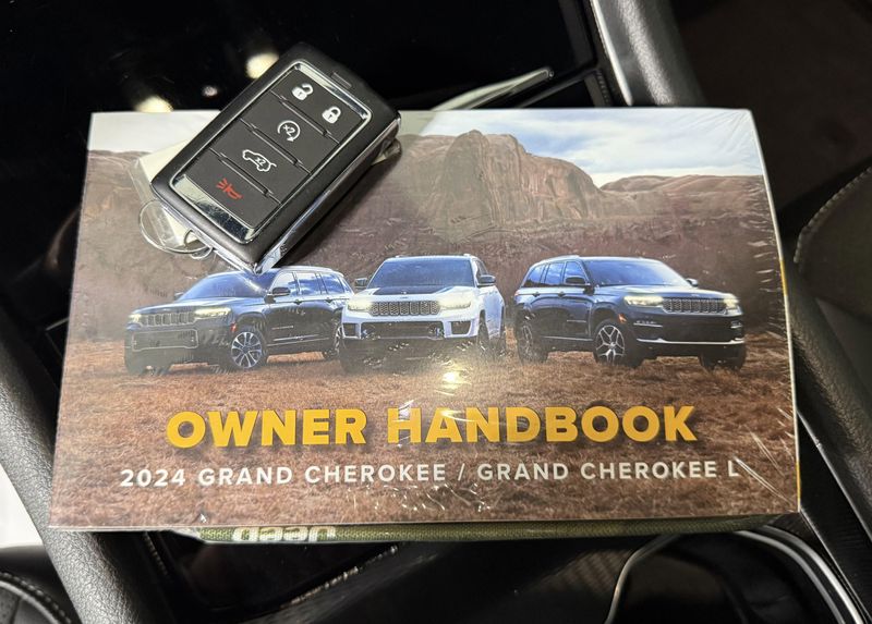 Used 2024 Jeep Grand Cherokee AltitudeImage 23