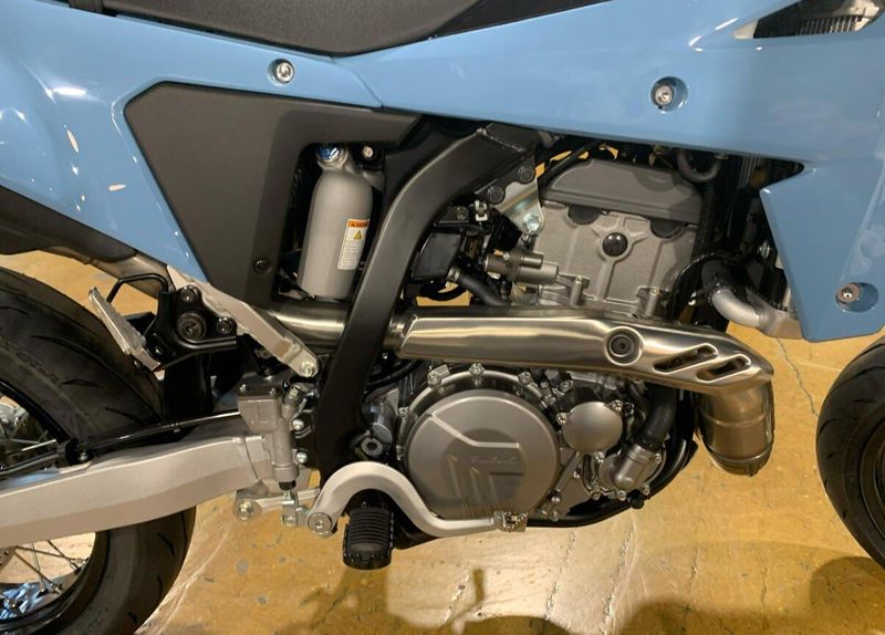 2025 Suzuki DR-Z4SM Image 3