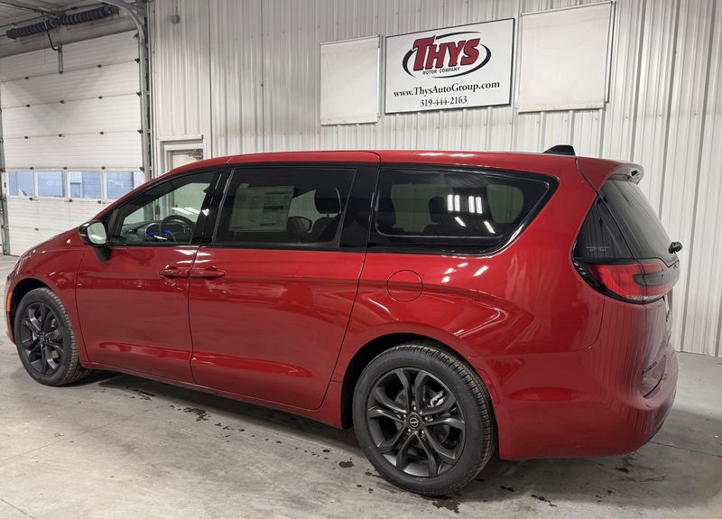 New 2026 Chrysler Pacifica SelectImage 13