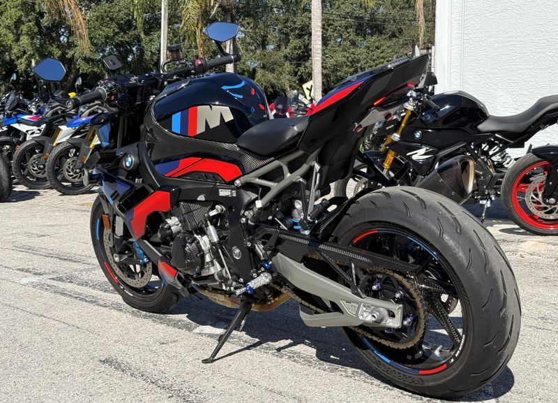 2025 BMW M 1000 R