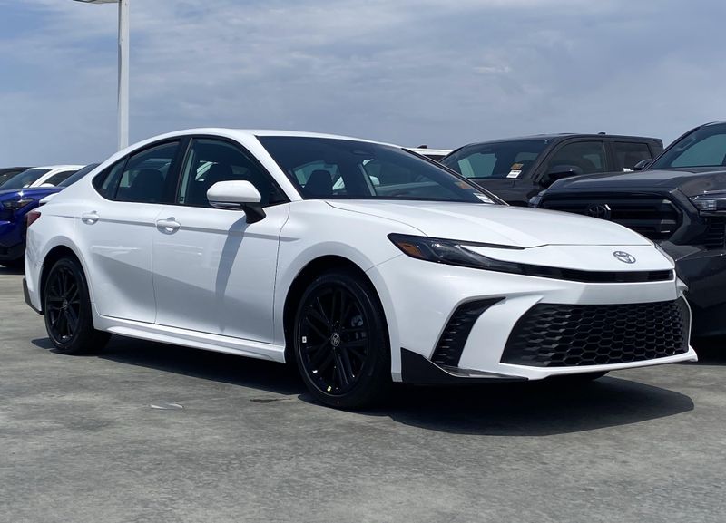 New 2025 Toyota Camry SEImage 2