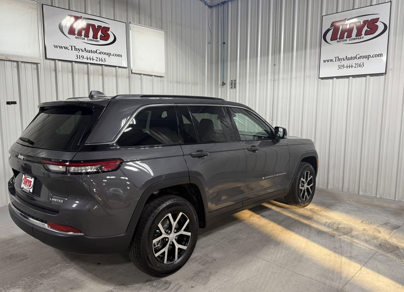 New 2025 Jeep Grand Cherokee Limited 4x4Image 3