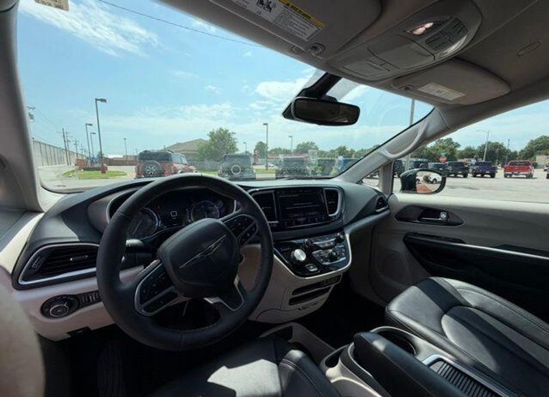 Used 2024 Chrysler Pacifica Touring LImage 12