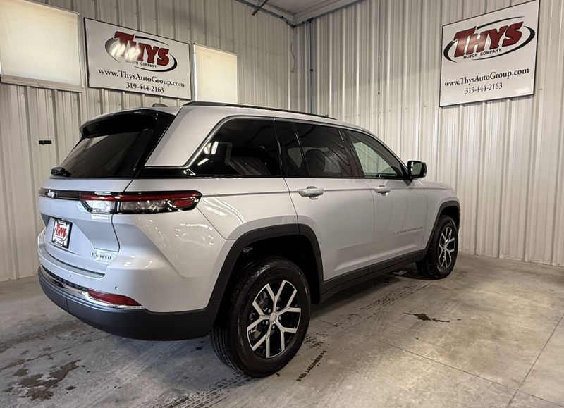 New 2025 Jeep Grand Cherokee Limited 4x4Image 3