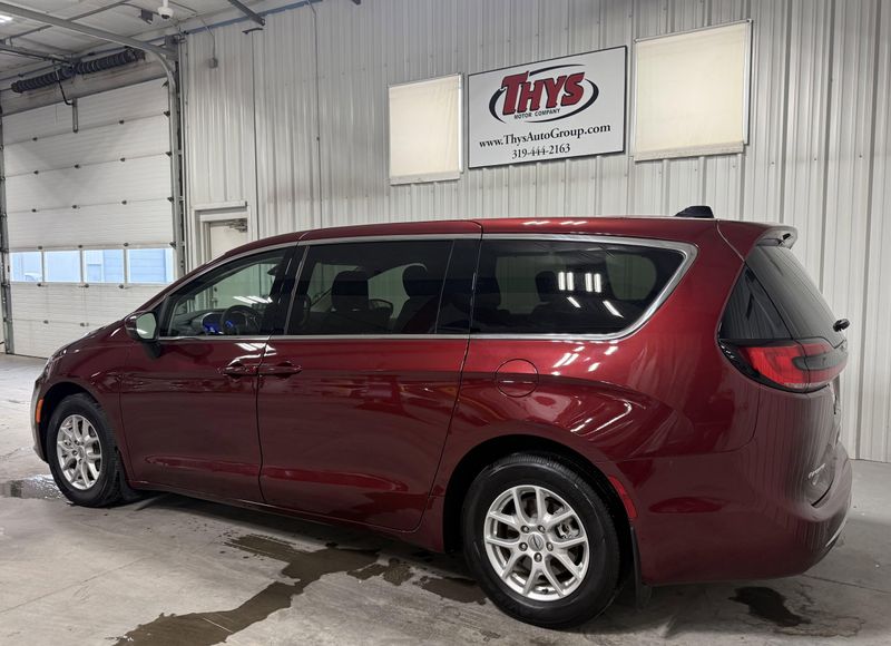 Used 2023 Chrysler Pacifica Touring LImage 14