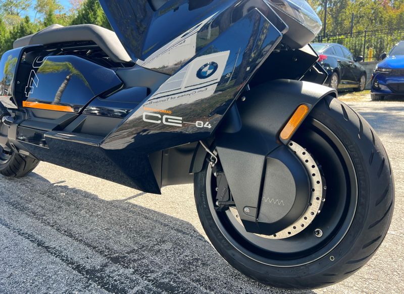 2025 BMW CE 04