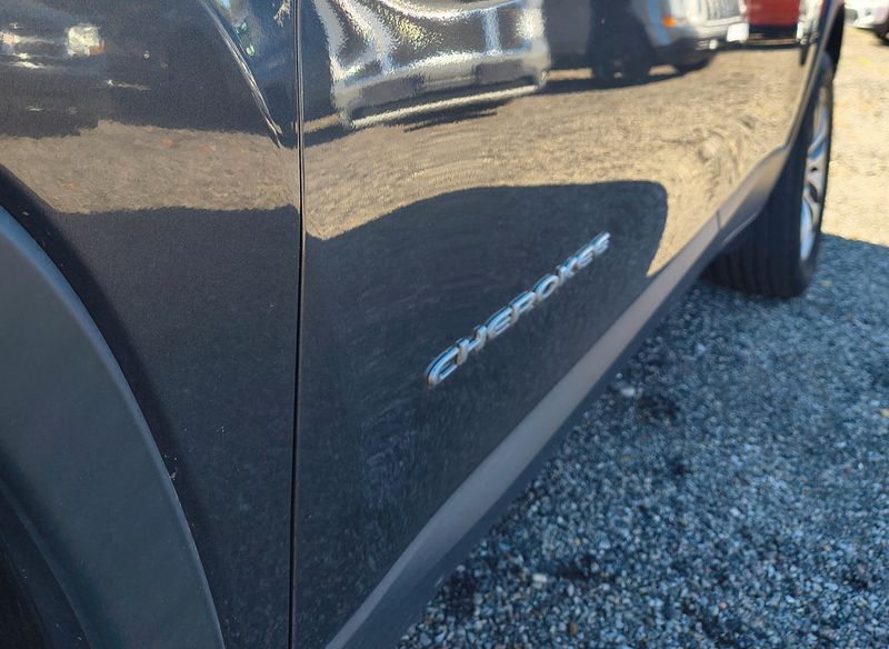 Used 2021 Jeep Cherokee Image 8