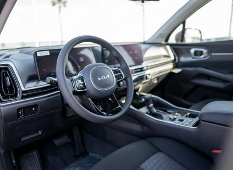 2025 Kia Sorento LXImage 10