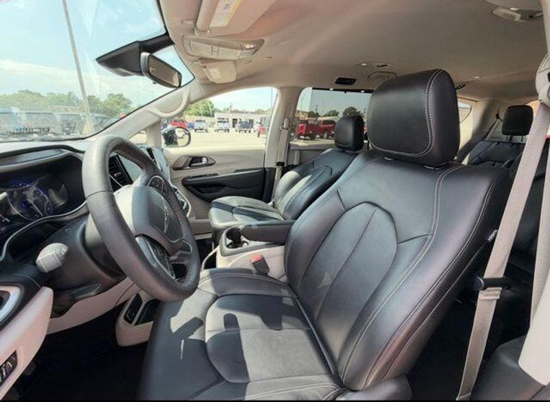 Used 2024 Chrysler Pacifica Touring LImage 13