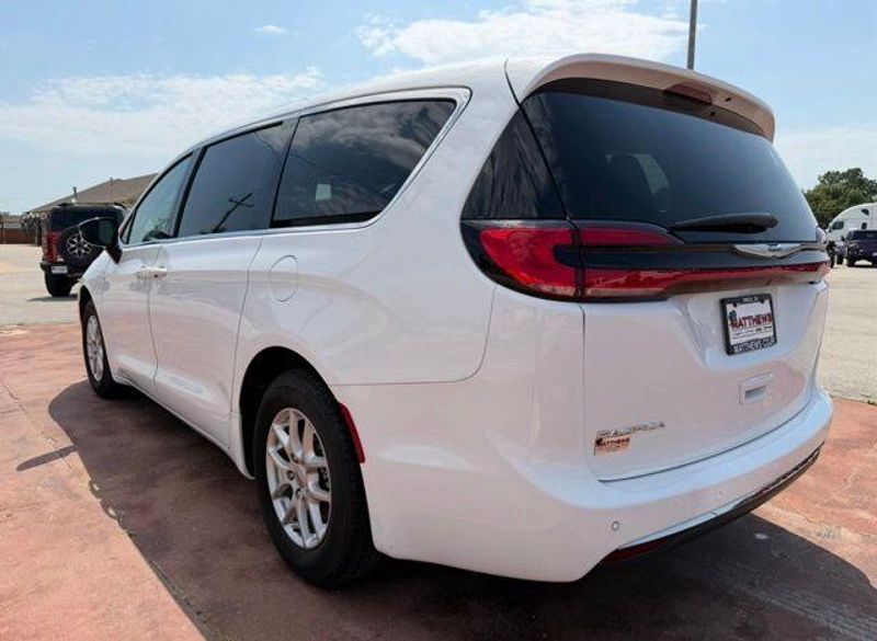 Used 2024 Chrysler Pacifica Touring LImage 8
