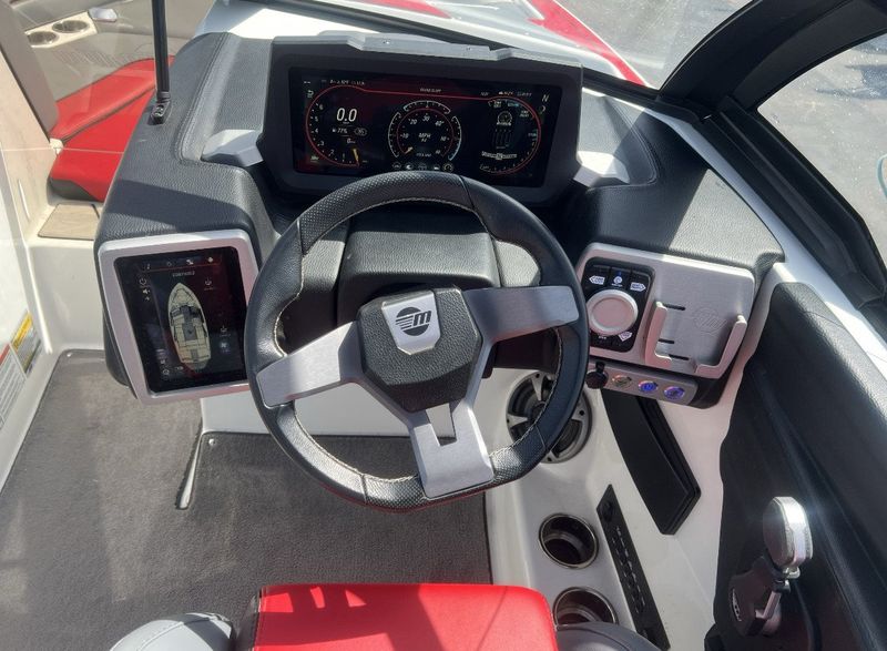 2021 MALIBU 21 VLX RED BLACK WHITE Image 9